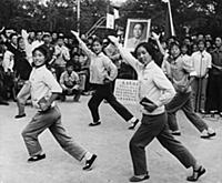 3058118 Shanghai students\' propaganda team sing \