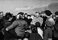 2336166 Mao Zedong with a group of farmers, Nankin