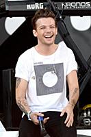 Louis Tomlinson of One Direction performs on Good 