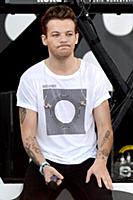 Louis Tomlinson of One Direction performs on Good 