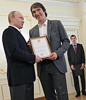 Хоккеисты Александр Овечкин (второй справа) и Евге