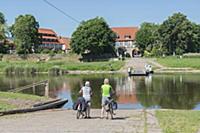 GERMANY / Lower Saxony / Grohnde / Cyclists waitin