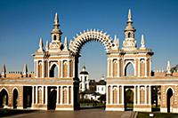 Парк Царицыно.
Галерея с аркой. (Арка с шипами). 