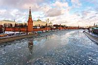 Кремль. Вид с моста, ледоход на Москва-реке. Москв