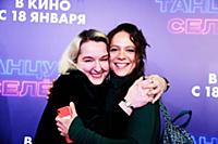 Анна Кармакова (справа). Премьера фильма «Танцуй, 